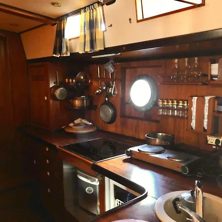 Segelbooturlaub Úszó hotel *